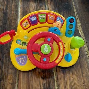 Vtech driving car toy!  Good condition as seen in photos. Needs batteries.